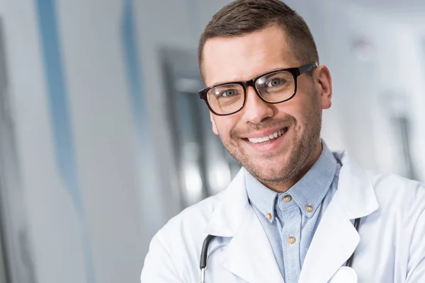 Lächelnder Arzt Mit Brille Blickt Die Kamera — Stockfoto