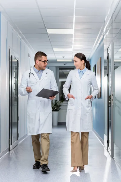 Doctors White Coats Talking Looking Each Other — Stock Photo, Image