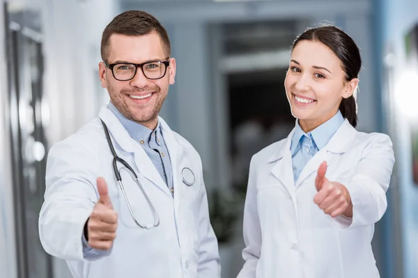 Artsen Lachen Witte Jassen Duimen Opdagen — Stockfoto