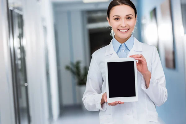 Médica Alegre Segurando Tablet Digital Com Tela Branco — Fotografia de Stock