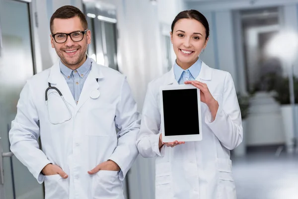Médicos Sonrientes Con Tableta Digital Mirando Cámara — Foto de Stock