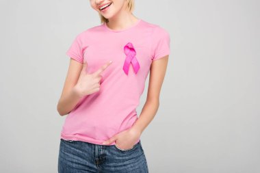 genç kadının meme kanseri bilinçlendirme şerit, gri izole pembe tişört işaret kırpılmış görünümü