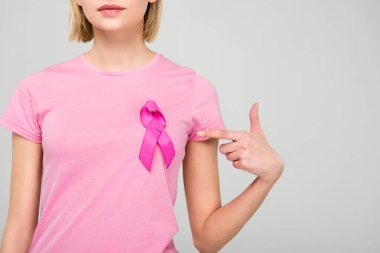 genç kadının meme kanseri bilinçlendirme şerit, gri izole t-shirt pembe işaret içinde kırpılmış görünümü