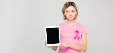 Meme Kanseri Bilinçlendirme şerit tablet ile boş perde, gri izole holding ile pembe tişört çekici kız