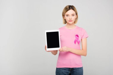 Meme Kanseri Bilinçlendirme şerit tablet ile boş perde, gri izole holding ile pembe tişört güzel sarışın kız