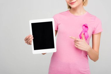 kırpılan tablet ile boş perde, gri izole gösteren Meme Kanseri Bilinçlendirme şerit pembe tişört kız görünümünü