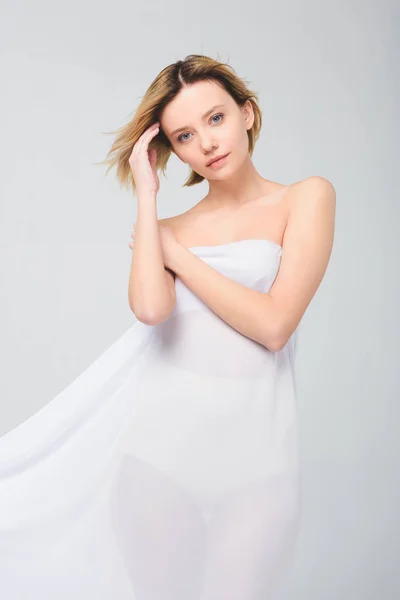 Elegante Aantrekkelijk Meisje Poseren Witte Doek Geïsoleerd Grijs — Stockfoto