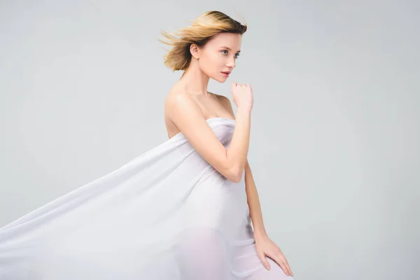Elegante Chica Desnuda Posando Tela Blanca Aislado Gris — Foto de Stock
