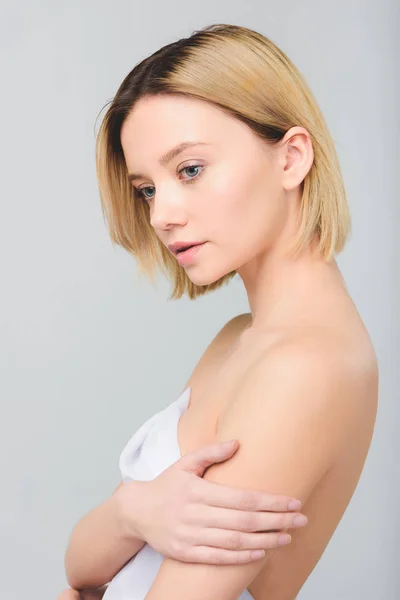 Blonde Elegante Mädchen Posiert Weißem Schleier Isoliert Auf Grau — Stockfoto