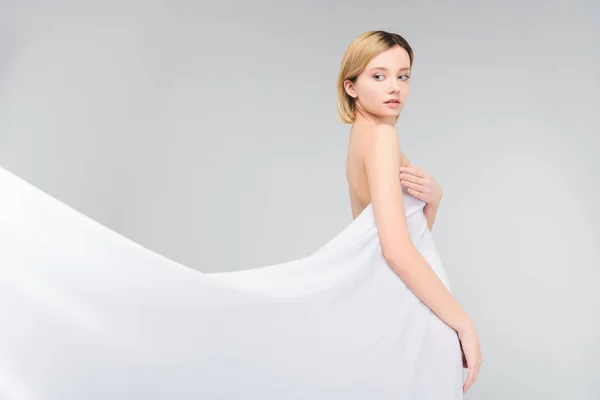 Элегантная Обнаженная Девушка Позирующая Белой Вуали Изолированная Сером — стоковое фото