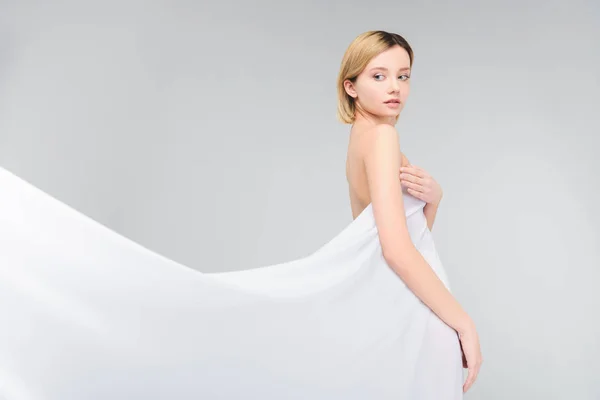 Elegante Ragazza Nuda Posa Velo Bianco Isolato Grigio — Foto Stock