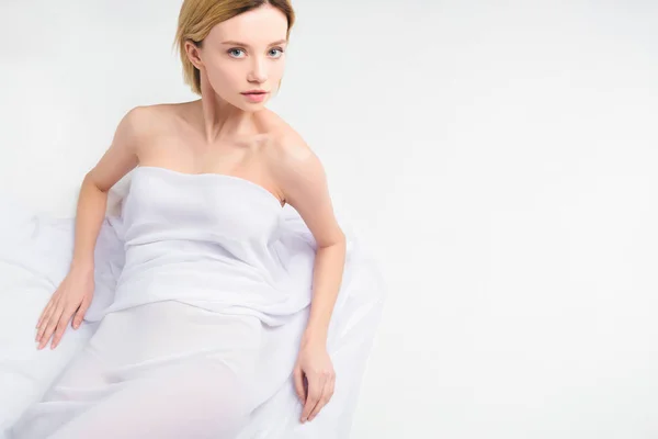 Ξανθό Γυμνό Κορίτσι Ξαπλωμένο Λευκό Πέπλο Απομονώνονται Γκρι — Φωτογραφία Αρχείου