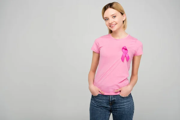 Lächelndes Blondes Mädchen Rosa Shirt Mit Brustkrebs Bewusstseinsband Isoliert Auf — Stockfoto