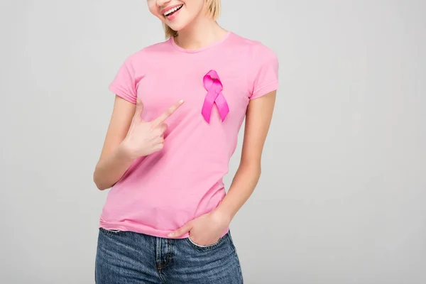 Beskuren Bild Ung Kvinna Som Pekar Rosa Shirt Med Breast — Stockfoto