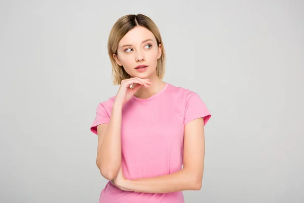 Στοχαστικός Ξανθιά Γυναίκα Στο Ροζ Μπλουζάκι Απομονώνονται Γκρι — Φωτογραφία Αρχείου