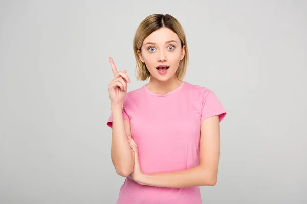 Geschokt Blond Meisje Roze Shirt Omhoog Idee Geïsoleerd Grijs — Stockfoto