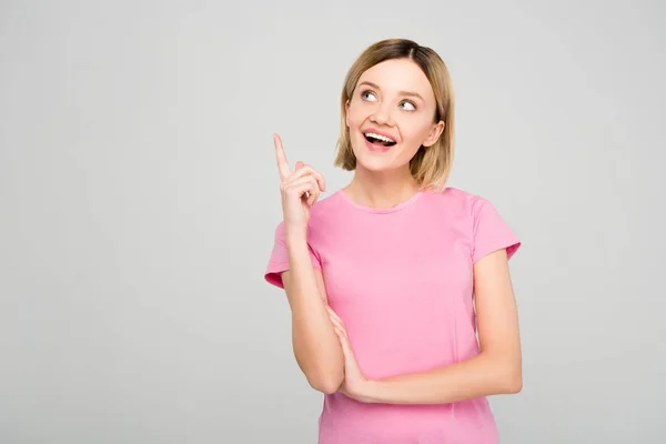 Mujer Joven Excitada Camiseta Rosa Teniendo Idea Mientras Señala Aislado —  Fotos de Stock