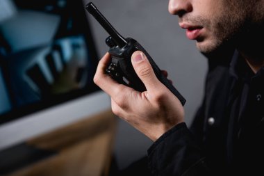 Telsiz işyerinde tutan Muhafızlar kısmi görünümü 