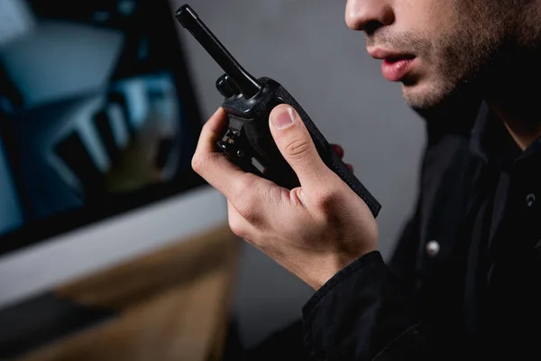 Vista Parziale Della Guardia Che Tiene Walkie Talkie Sul Posto — Foto Stock