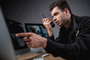 tek tip telsiz üzerinde konuşmak ve bilgisayar monitörü arıyor koru