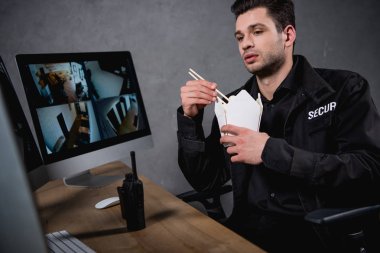 tek tip paket servisi olan restoran yemek yeme ve bilgisayar monitörü seyir yakışıklı bekçi 