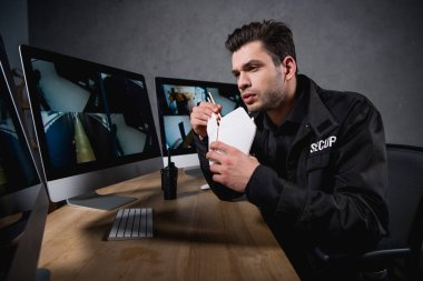 abur cubur yeme bağlayıp, bilgisayar monitörü seyir 