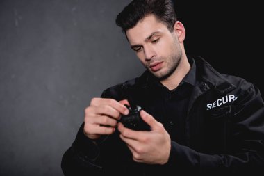 siyah üniforma holding walkie-talkie yakışıklı bekçi 