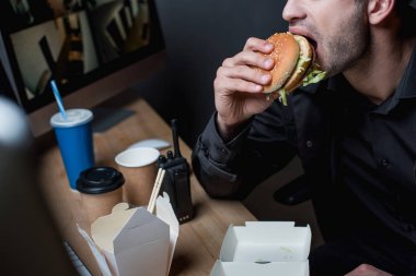 Muhafız burger işyerinde yeme kırpılmış görünümü 