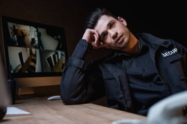 kafa çok dokunaklı ve uzağa bakarak yorgun bekçi