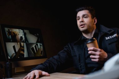 kağıt bardak tutan bağlayıp, bilgisayar monitörü seyir