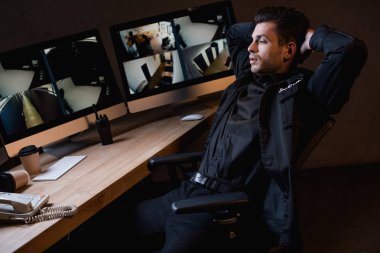  bilgisayar monitörü seyir çapraz kolları olan üniformalı koru 