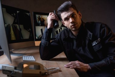 tek tip holding walkie-talkie işyerinde odaklı bekçi 