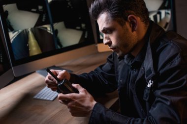 concentarted görevlisi Tekdüzen holding walkie-talkie işyerinde 