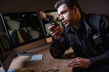 Telsiz işyerinde Tekdüzen konuşmaktan yakışıklı bekçi 