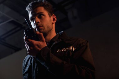 tek tip konuşmaktan telsiz yakışıklı bekçi