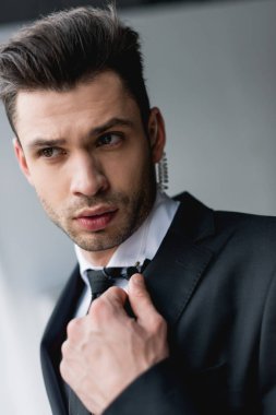 kulaklık mikrofon kullanarak ile takım elbiseli odaklı koruma 
