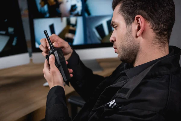 Foco Seletivo Guarda Uniforme Segurando Walkie Talkie — Fotografia de Stock