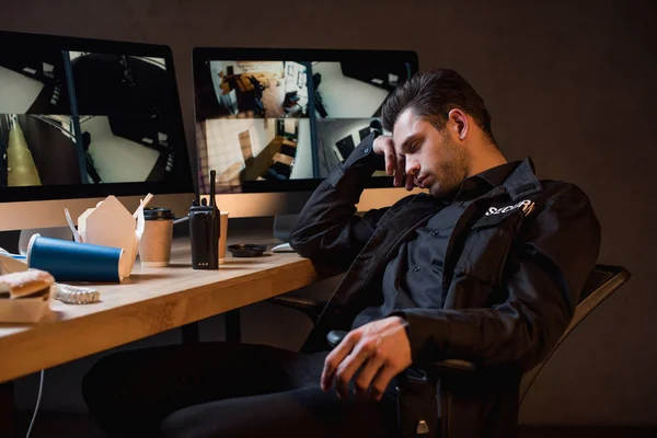 Guardia Uniforme Nera Che Dorme Sul Posto Lavoro — Foto Stock