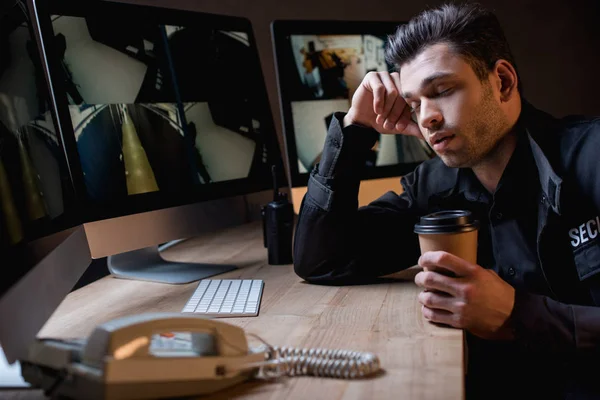 Guardia Tenere Tazza Carta Dormire Uniforme Sul Posto Lavoro — Foto Stock