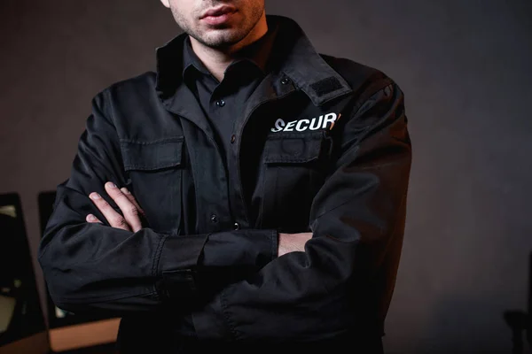 Bijgesneden Weergave Van Garde Uniform Met Gekruiste Armen Werkplek — Stockfoto