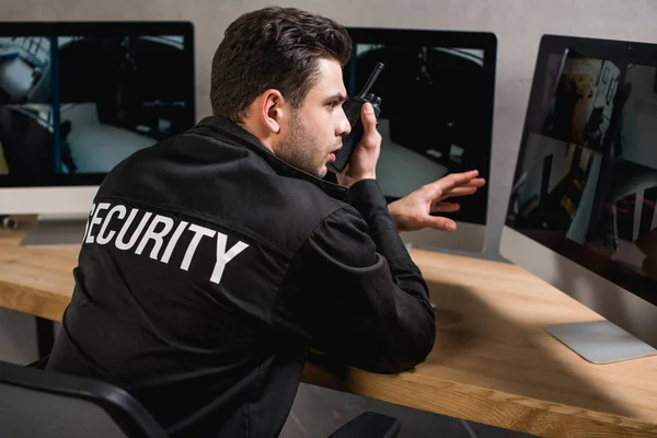 Vista Trasera Del Guardia Uniforme Usando Walkie Talkie —  Fotos de Stock