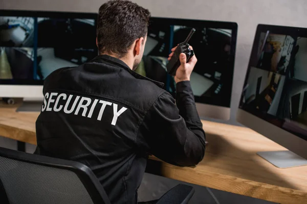 Rückansicht Der Wache Uniform Die Über Walkie Talkie Spricht — Stockfoto