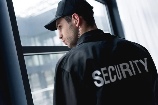 Vista Posteriore Bella Guardia Uniforme Con Auricolare — Foto Stock