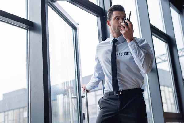 Guapo Guardia Traje Hablando Walkie Talkie — Foto de Stock