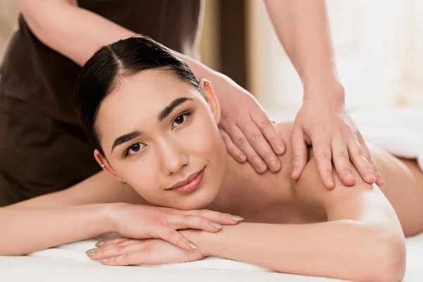 Visão Parcial Massagista Fazendo Massagem Nas Costas Para Mulher Bonita — Fotografia de Stock