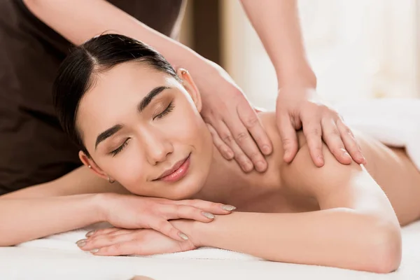 Vista Cortada Massagista Fazendo Massagem Nas Costas Para Mulher Bonita — Fotografia de Stock