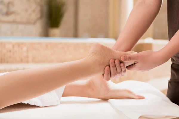 Vista Ritagliata Del Massaggiatore Facendo Massaggio Piedi Alla Donna — Foto Stock