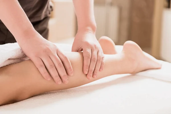 Visão Parcial Massagista Fazendo Massagem Nos Pés Para Mulher Spa — Fotografia de Stock