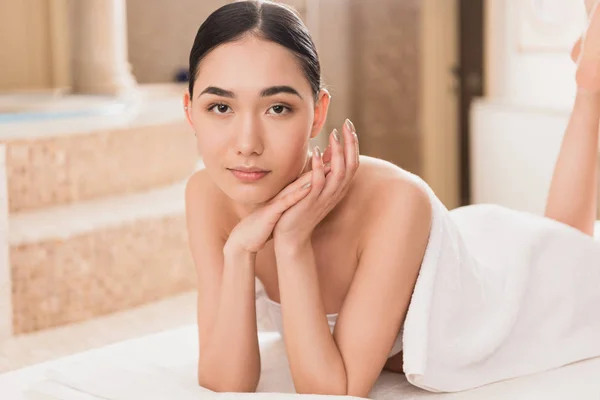 Yalan Kameraya Bakarak Havlu Güzel Asyalı Kadın — Stok fotoğraf