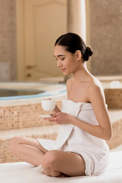 Femeie Asiatică Atractivă Prosop Care Bea Cafea Spa — Fotografie, imagine de stoc